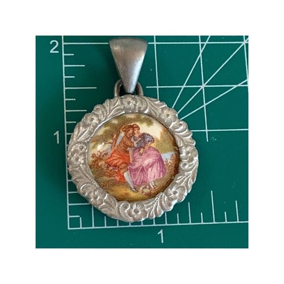 Vtg LARGE courting lovers transferwear pewter pendant-ROMANTIC LOVERS 2" X 1.5" - Picture 6 of 8